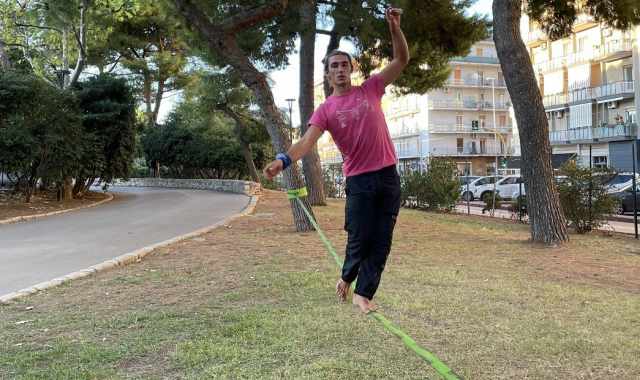 Camminare scalzi e in equilibrio su una sottile "linea" sospesa nel vuoto:  lo Slacklining